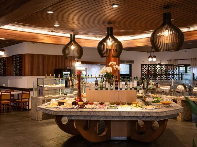 Ambiente da Chimarrão, com buffet, madeira e iluminação acolhedora