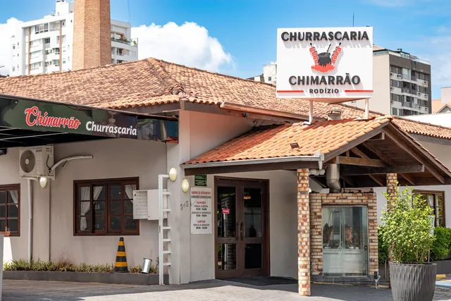 Fachada e entrada da Chimarrão Churrascaria na Rua Visconde de Taunay