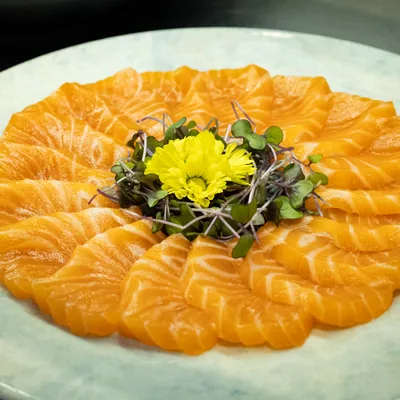 Sashimi de salmão no buffet da Chimarrão
